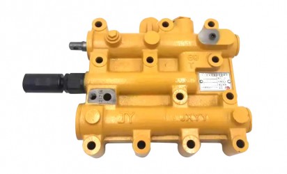 装载机变速阀紧固螺栓没有按要求紧固，出现的变速压力低的故障